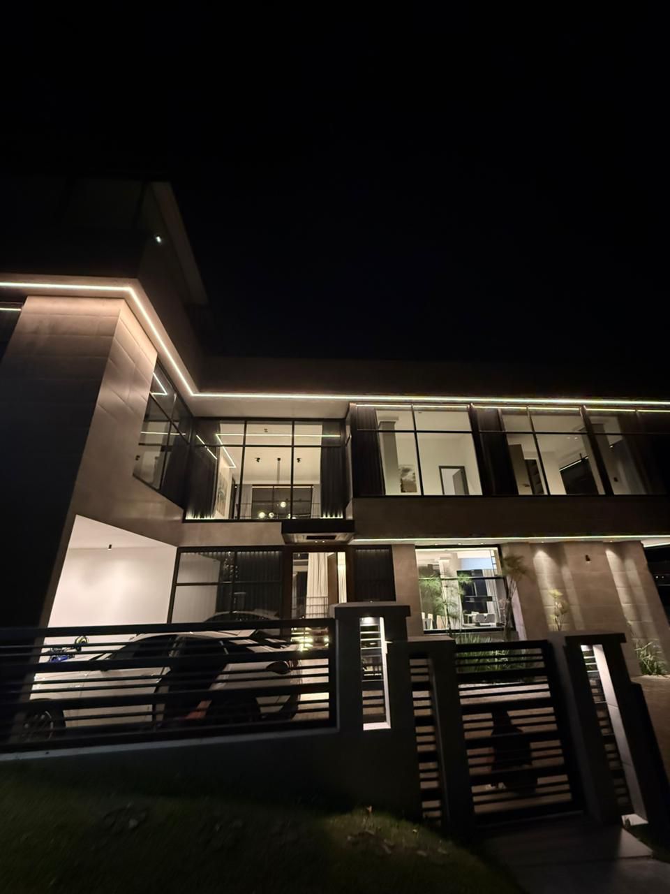 Villa de Lujo en Envigado: 8 Suites, Vistas y Privacidad Absoluta